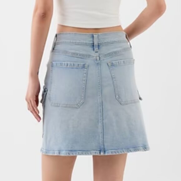 GAP Light Wash Denim Cargo Mini Skirt/NWT/Size 2/26 - Picture 2 of 12